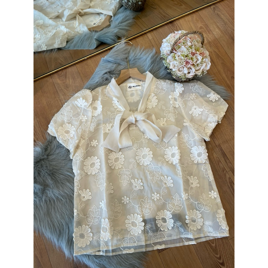 Blouse Brokat Putih Wanita Lengan Pendek dengan Pita Dasi Leher – Atasan Elegan Korea Look | CRC Col