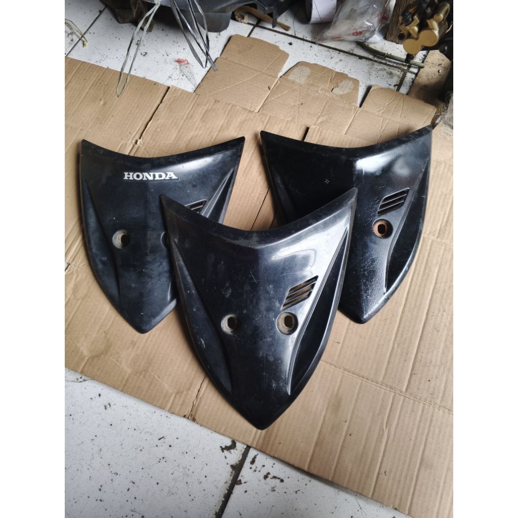 Cover Dasi Tameng Vario 110 Karbu KVB Original Seken Copotan