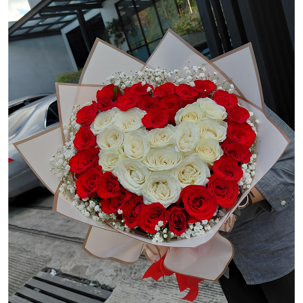 ROUND HAND BOUQUET - HAND BOUQUET BIRTHDAY - BUKET BULAT - MAWAR MERAH PUTIH