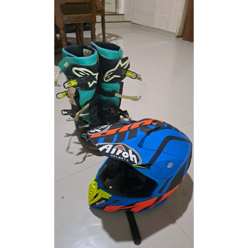 sepatu trail/adventure Alpinestar tech 7 dan helm airoh, bekas/second like, jarang di pakai. good ko