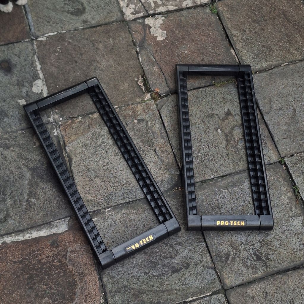 rak CD kapasitas 20 CD bahan plastik bekas pakai