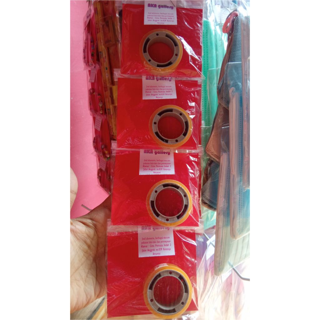 Selotip atau plester bening kecil