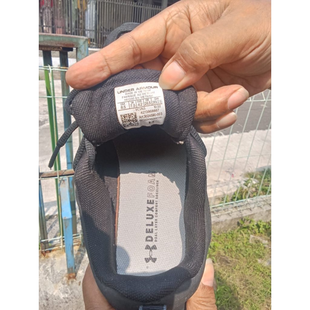 Preloved sepatu Under Armour Size 42