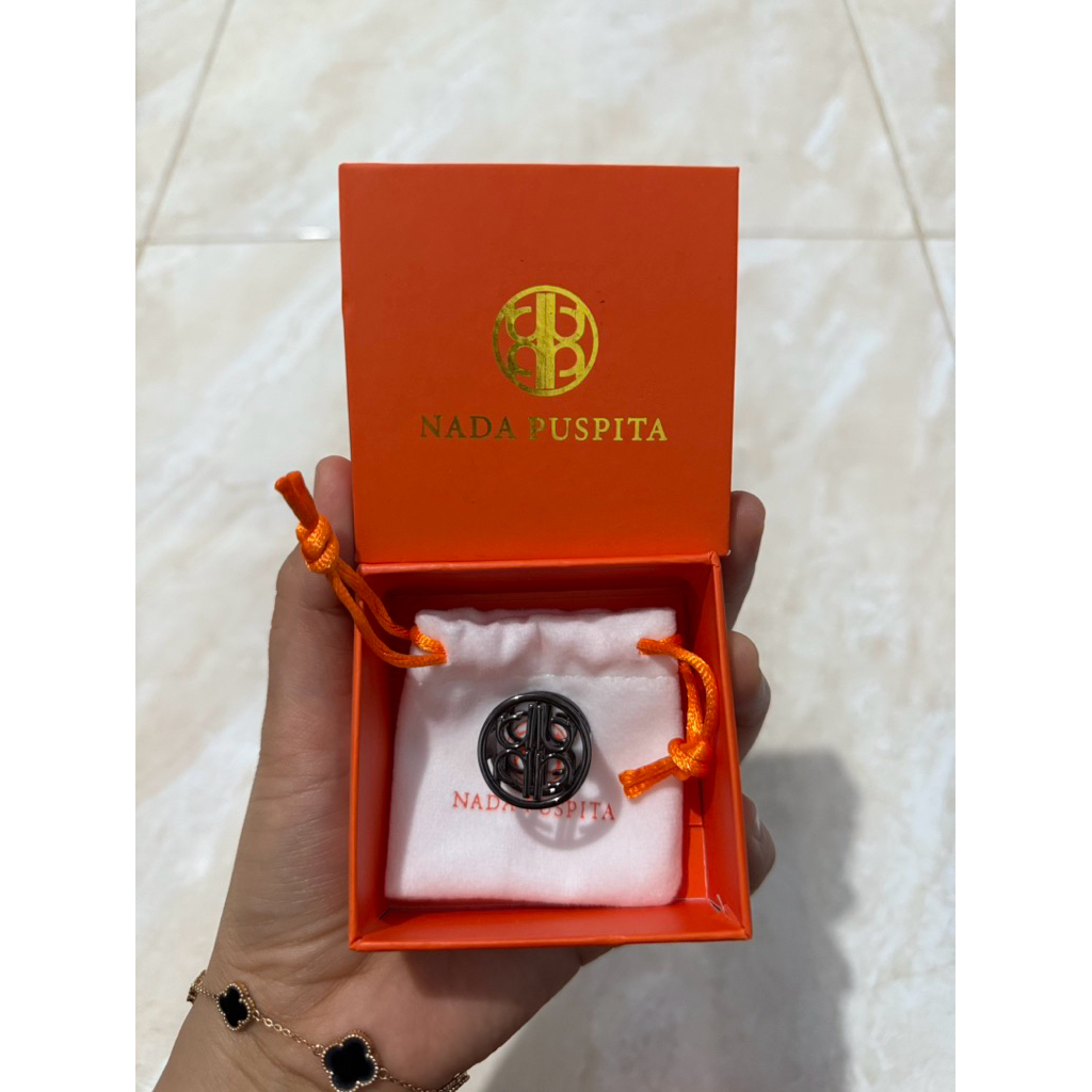 Nada Puspita Vivetta Ring Brooch Black