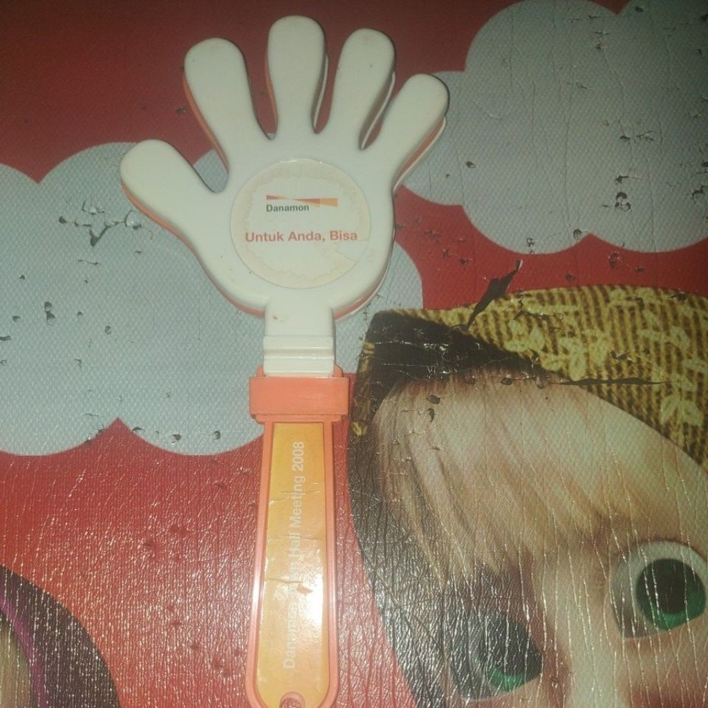Bank Souvenir Clap Hands