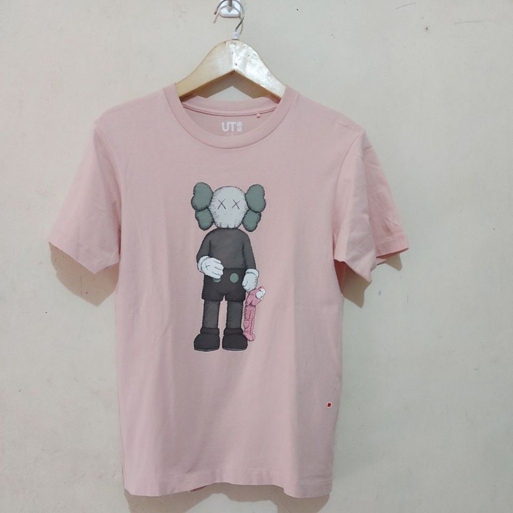 SALE Tshirt UT kaws UNIQLO