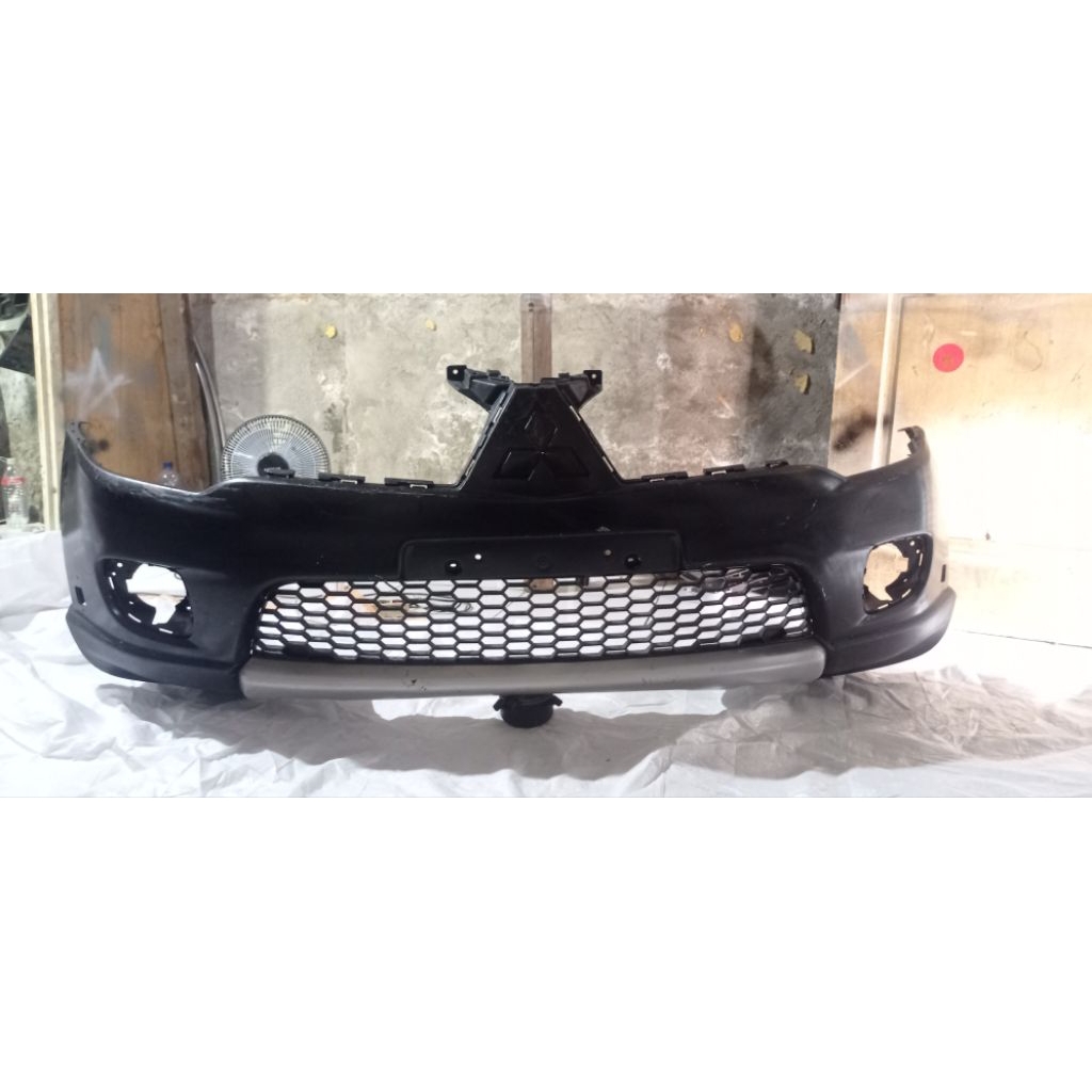 bumper bemper depan Mitsubishi pajero 2010 original