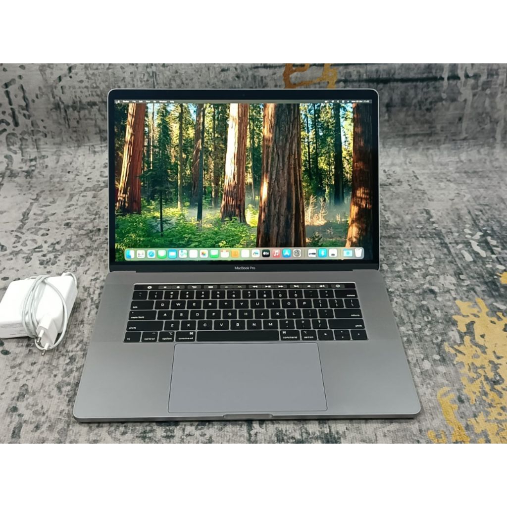 MacBook Pro TouchBar 15 2017 Core i7 16GB 512GB AMD Radeon Pro 560 4GB Gray iBox Like New