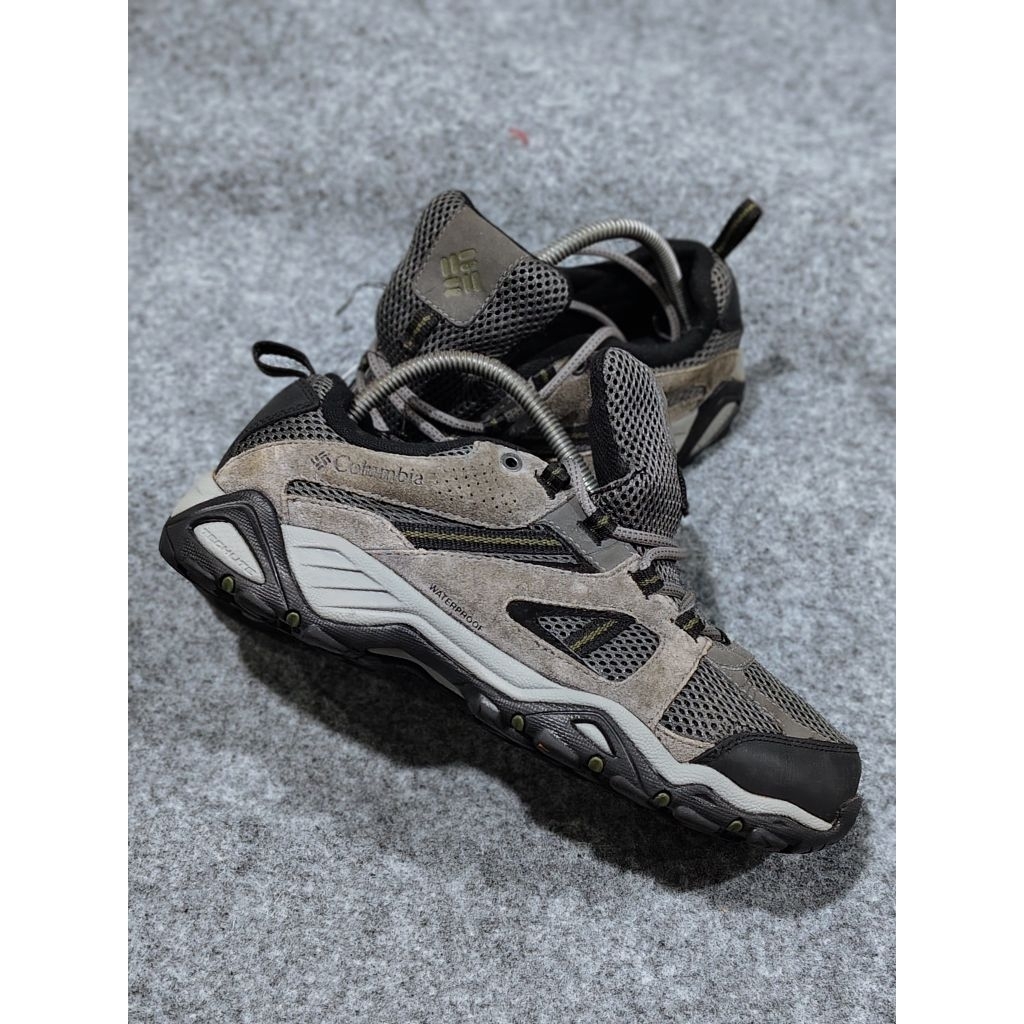 SEPATU HIKING COLUMBIA