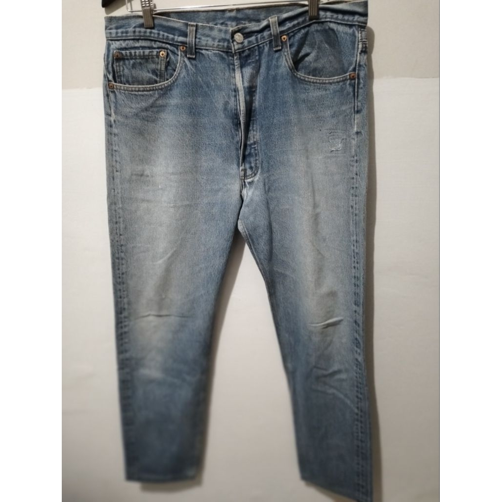 Celana Levis , kondisi apa adanya minus label celana hilang, ada sedikit sobek sudah diperbaiki