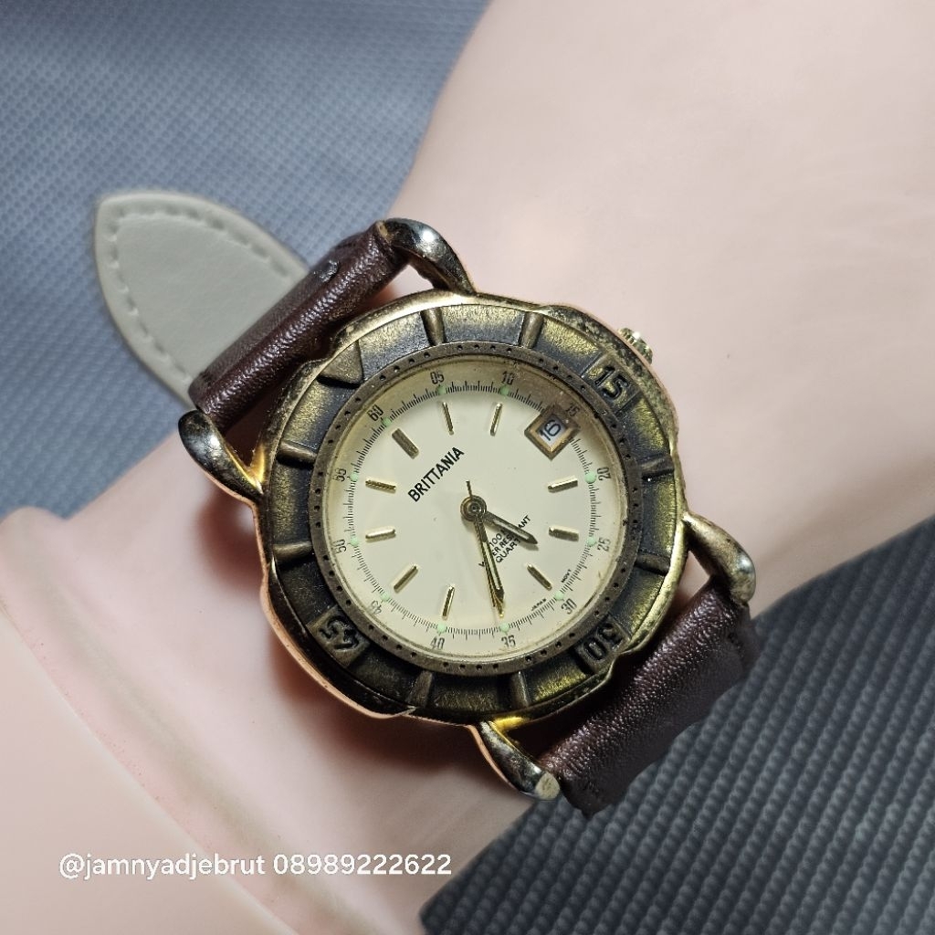 Jam Brittania V-198 Rusty Gold Vintage Bekas