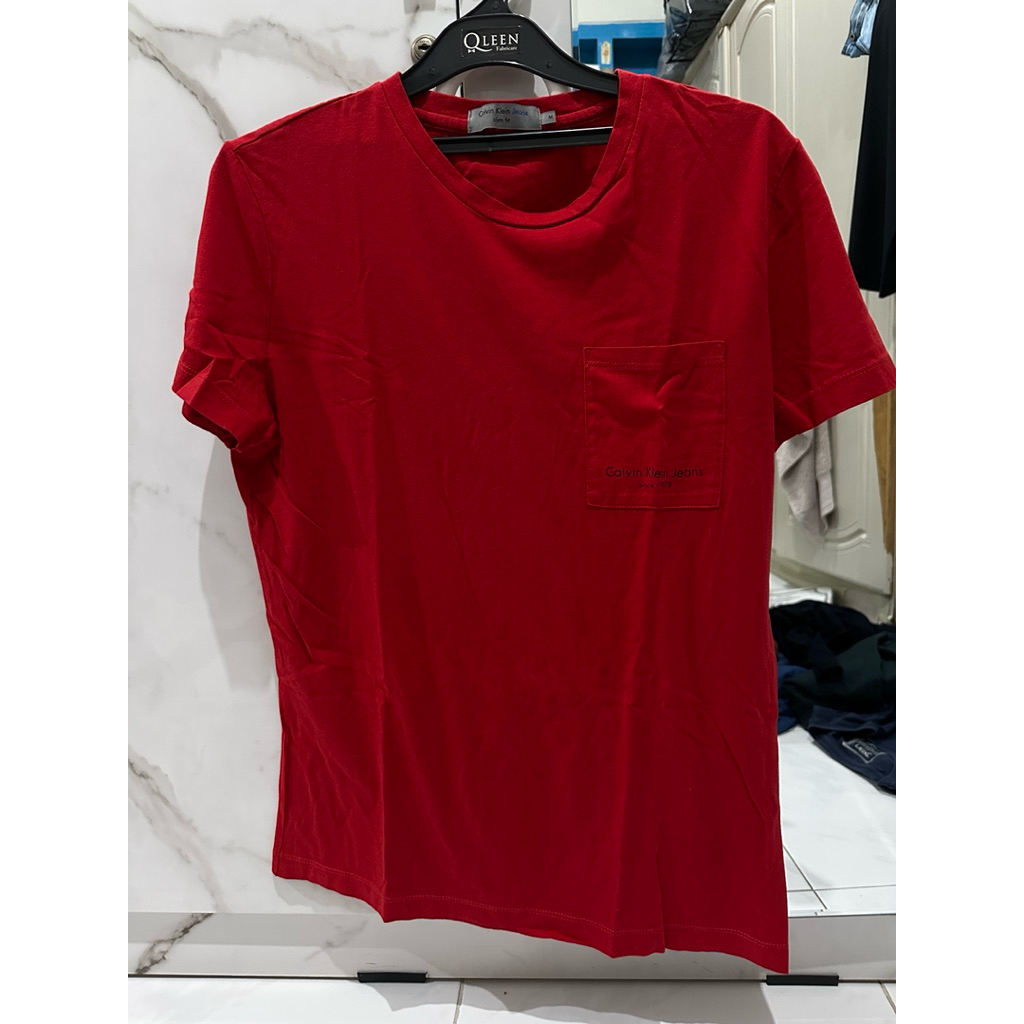 kaos calvin klein merah size M