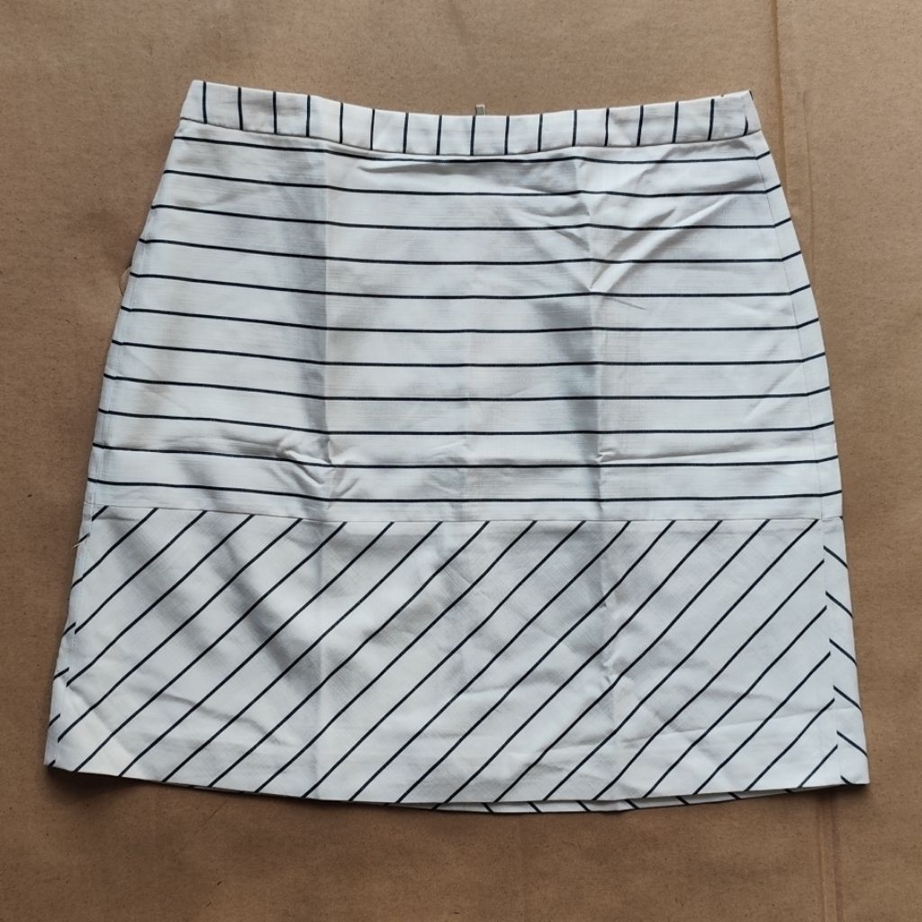 Rok Pendek Salur Kasual Wanita