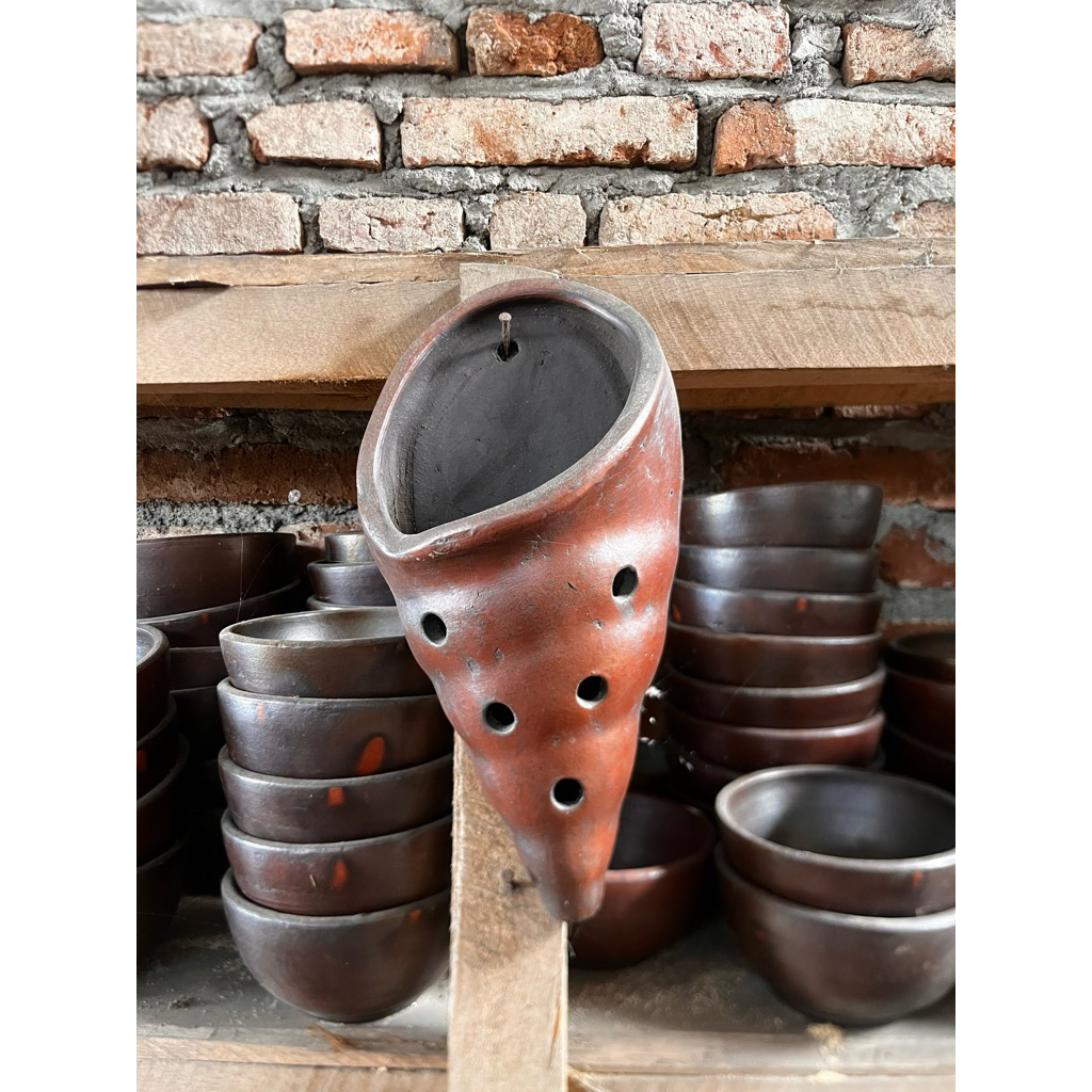 Pot Dinding Pot Tempel Pot Gantung Pot Anggrek Model Motif Keong Kerang Gerabah Tanah Liat
