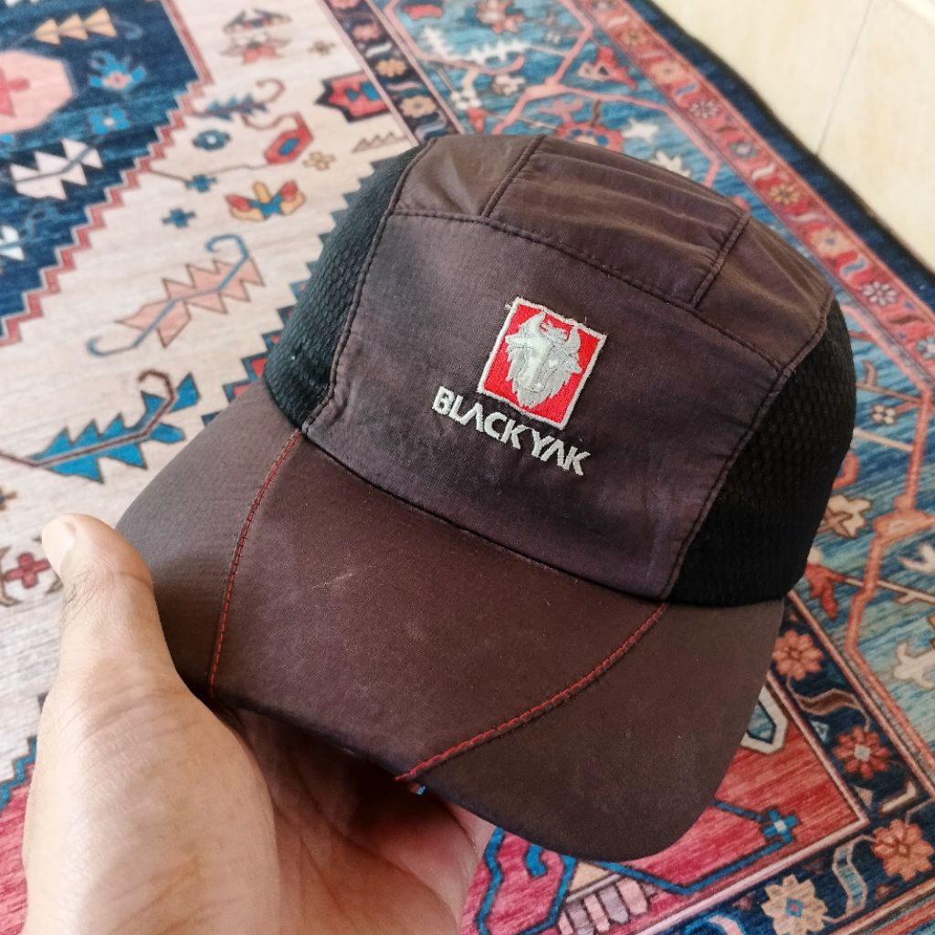 topi black yak