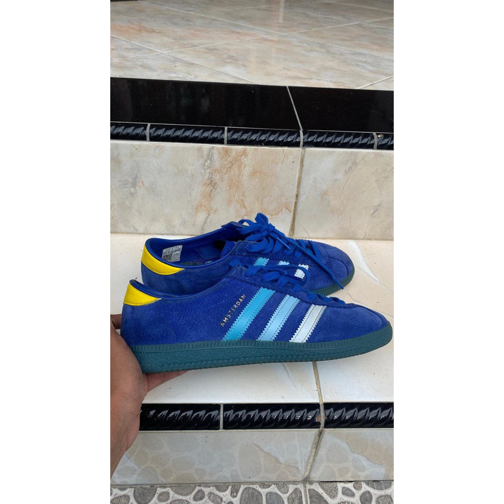 link co sepatu biru