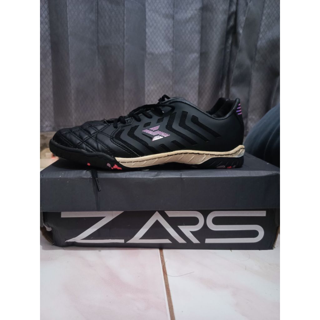 SEPATU FUTSAL ZARS SIZE 41 BEKAS 4X PAKAI BONUS DECKER & KAOS KAKI BARU