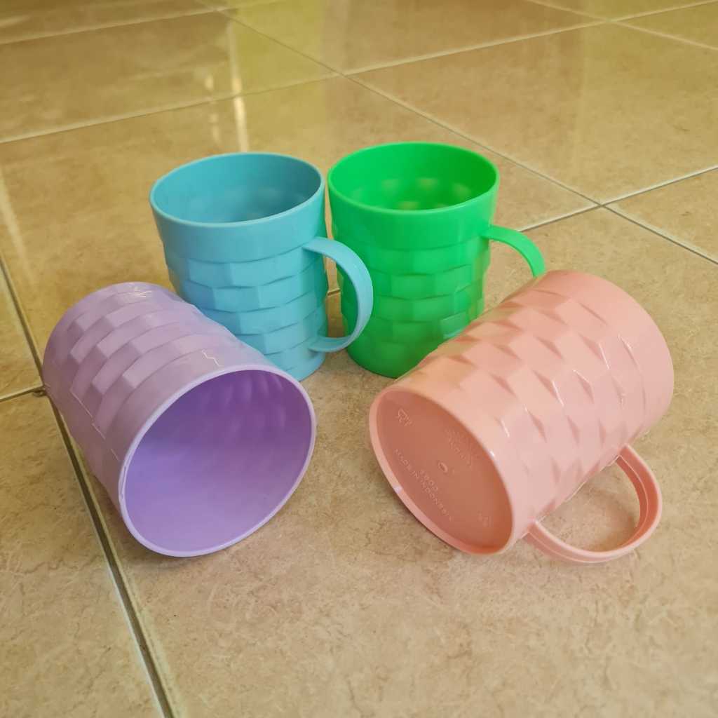 12 Pcs Gelas Minum Cangkir Mug Mok Plastik Murah Motif Rotan Tikar Warna Gagang Cangkir Teh Kopi