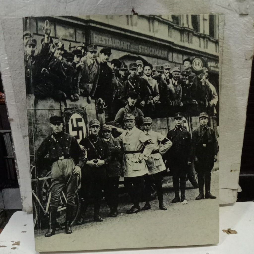 Buku Bekas Perang Dunia II; MENJELANG PERANG,, ROBERT T. ELSON