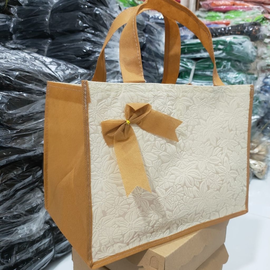 tas hajatan embos kombinasi bento/hokben u.k 27×17×20cm (PxLxT) harga paket 5 lusin isi 60pcs