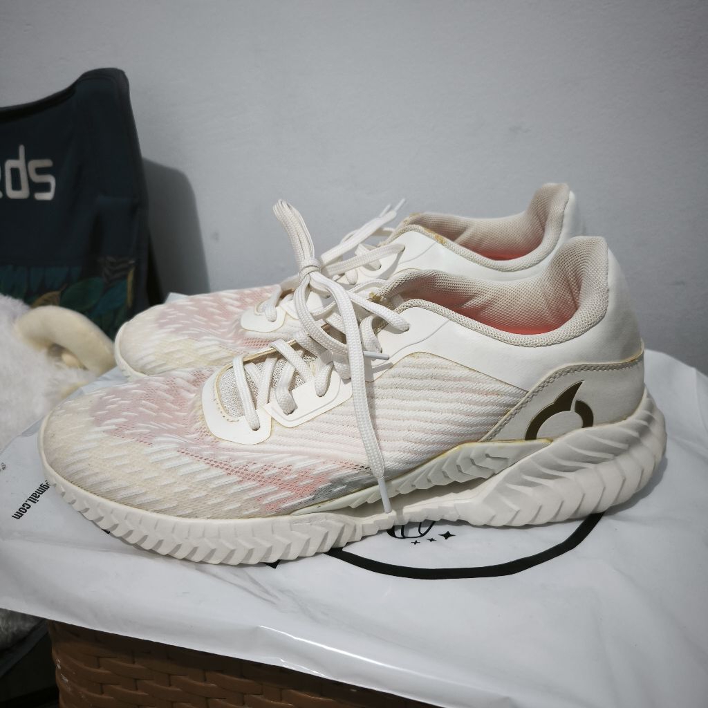 Sepatu Ortuseight Running White Off Second Preloved size 44