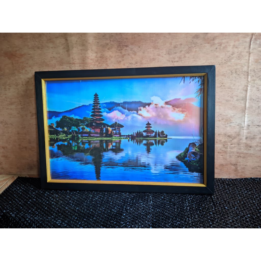 Hiasan dinding lukisan cetak plus Bingkai gambar danau dan pura Bali ukuran 65*45cm