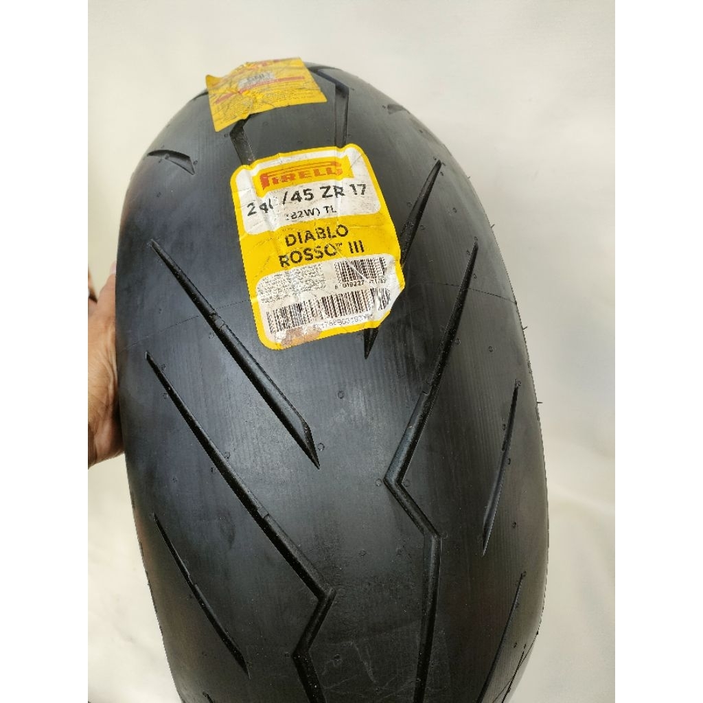 Ban ring 17 240/45 Pirelli Diablo Rosso lll thn produksi 2019