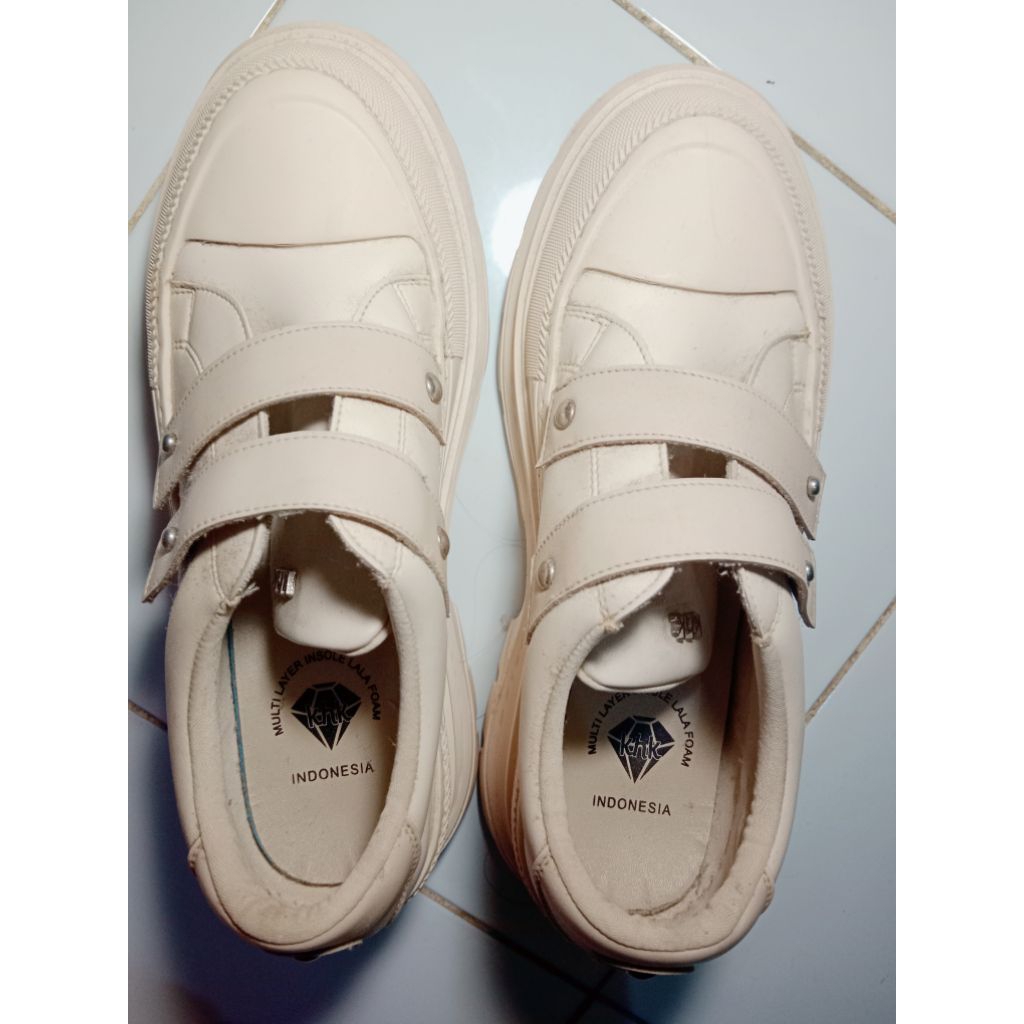 Preloved Sepatu Khakikakiku