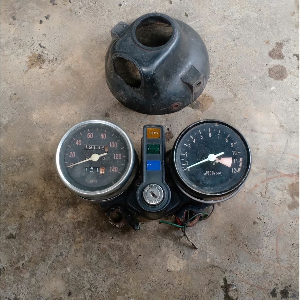 spedometer bulat set batok lampu GL100 platina ( batok lampu tidak ori )