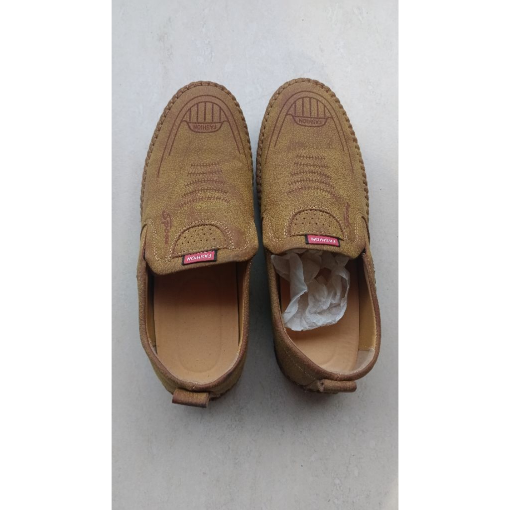 PRELOVED Sepatu Slip On Pria (MASIH BARU)