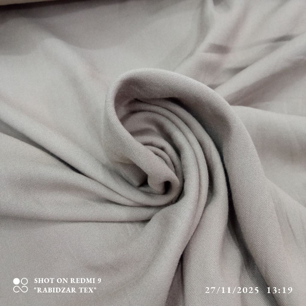 KAIN RAYON TWILL UNIQLO PREMIUM MOCA