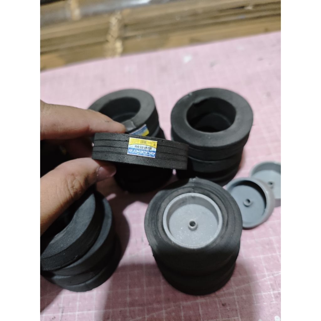 ban miniatur truk plastik  HANYA BAN