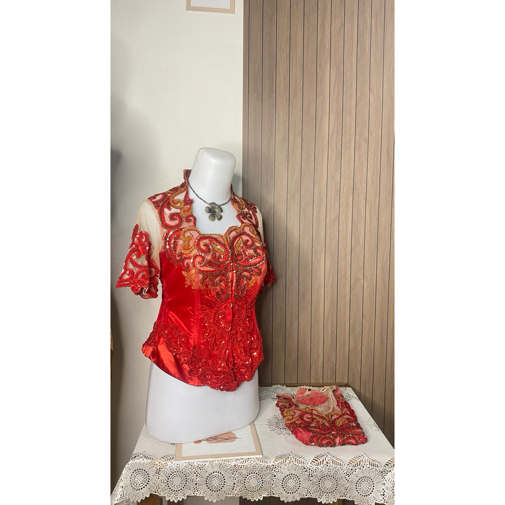 kebaya payet merah pendek