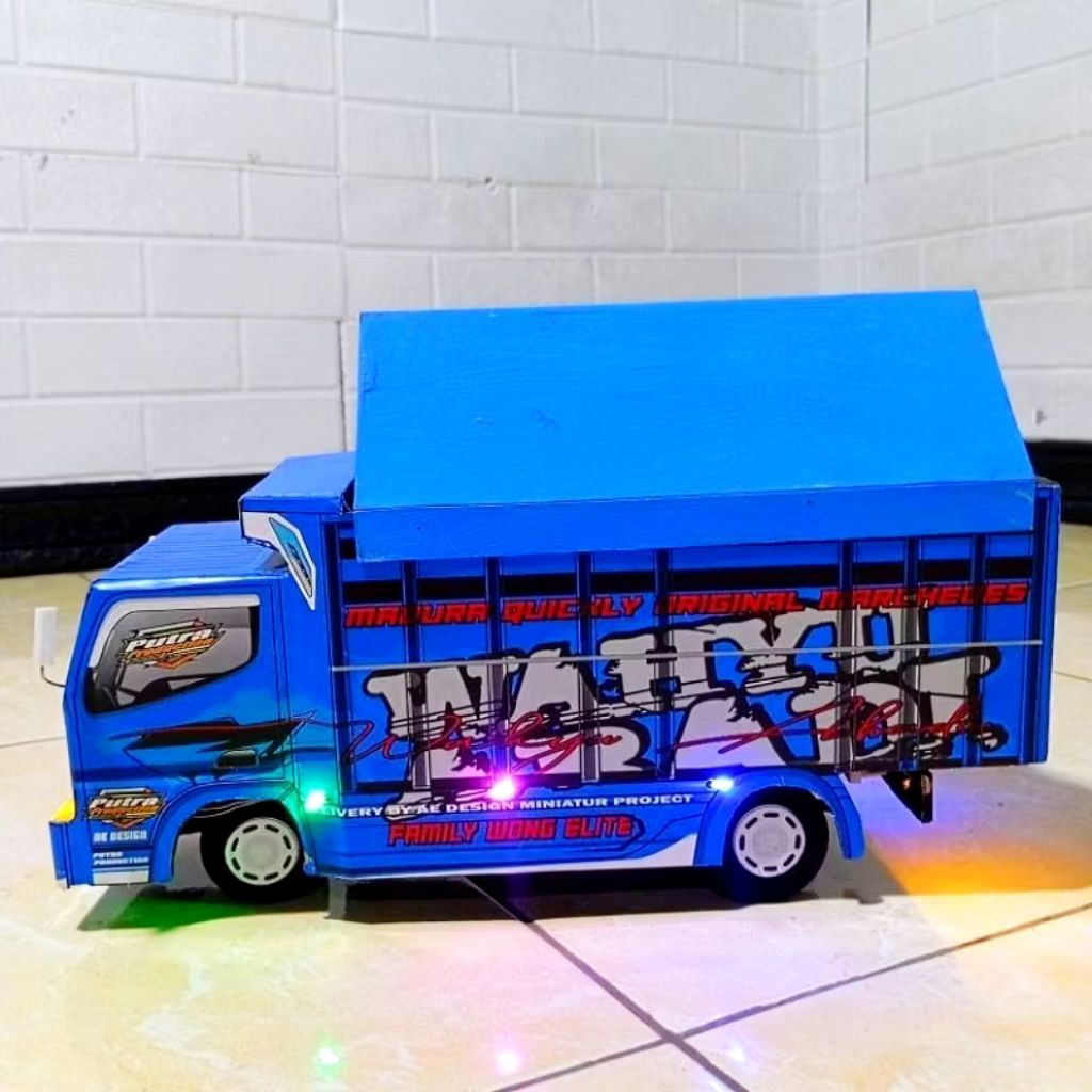 Miniatur truk wahyu abadi