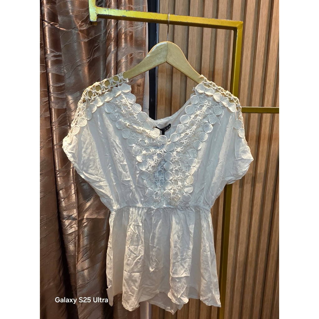 Baju blouse putih wanita