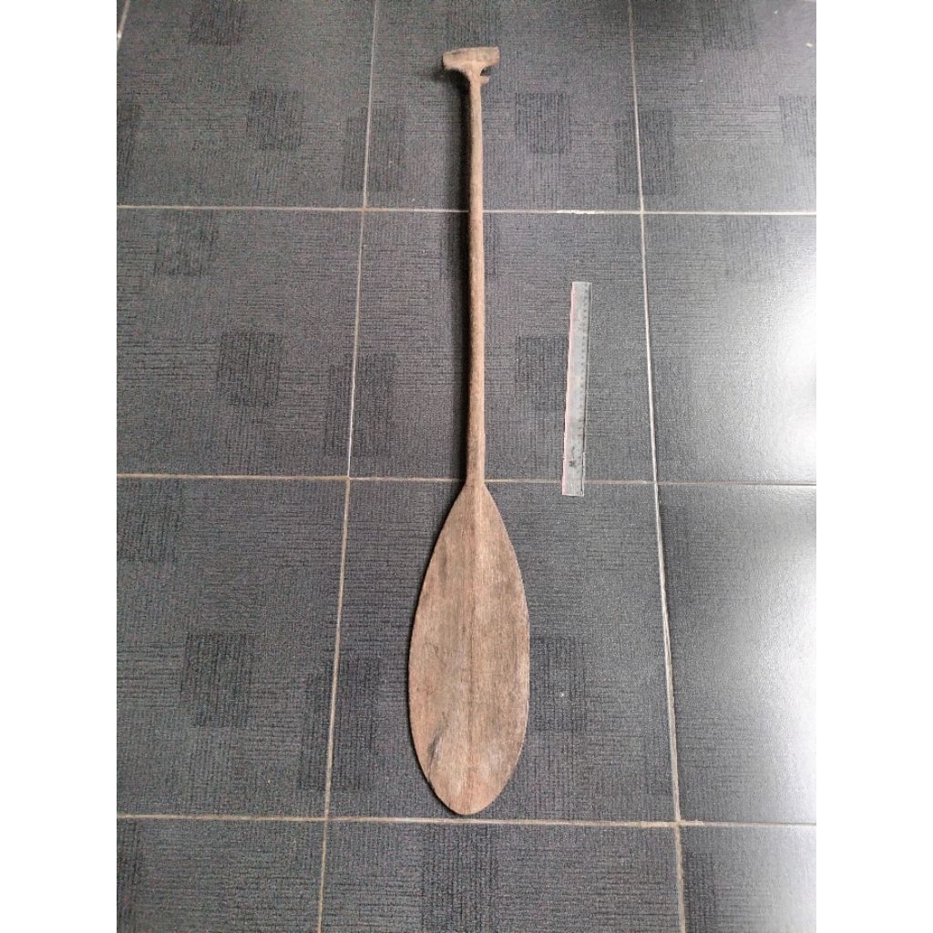 Dayung kuno kayu ulin pjg 105cm peninggalan kepala Suku dayak