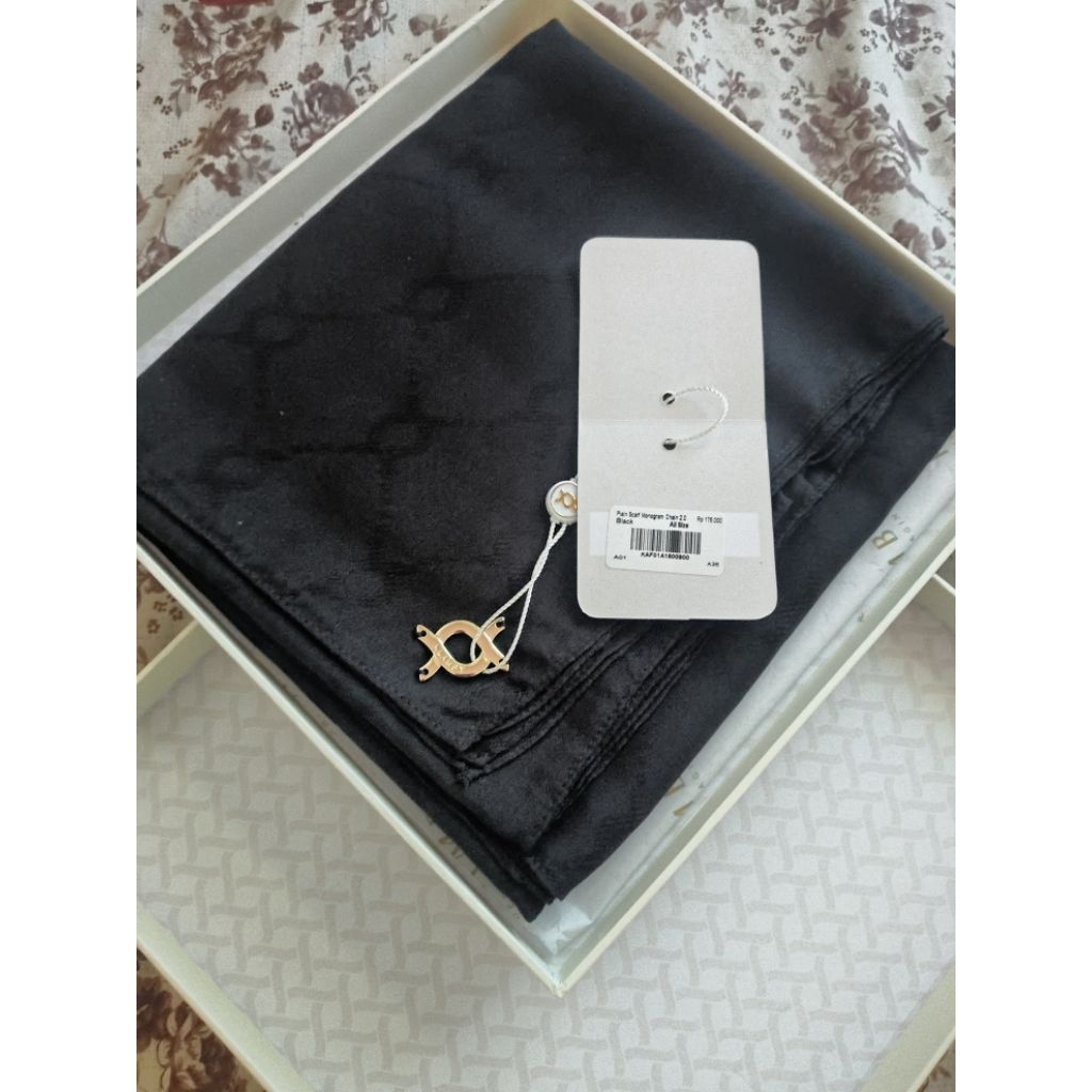 Monogram chain 2 scarf black new Wearing klamby, parfum capri buttonscrves, parfum wangian