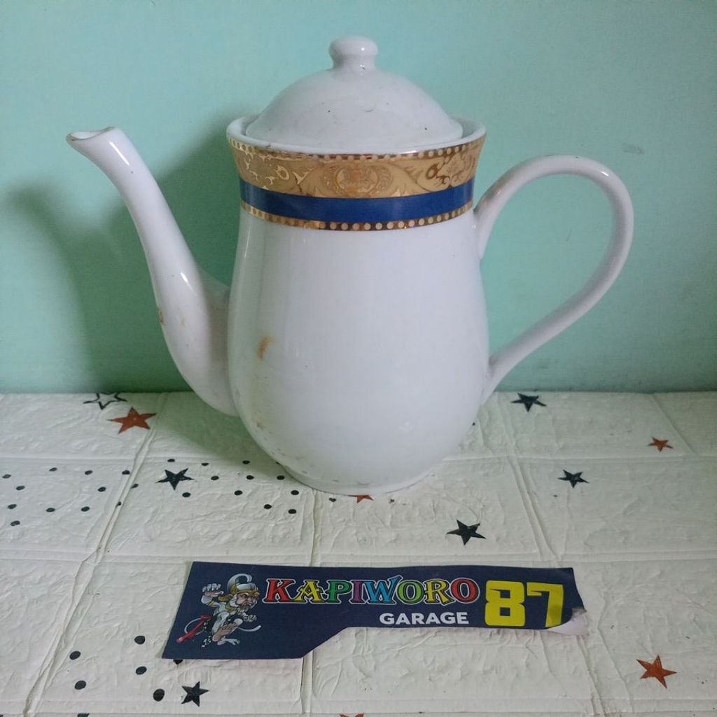 teko keramik porselen putih motif biru dan emas