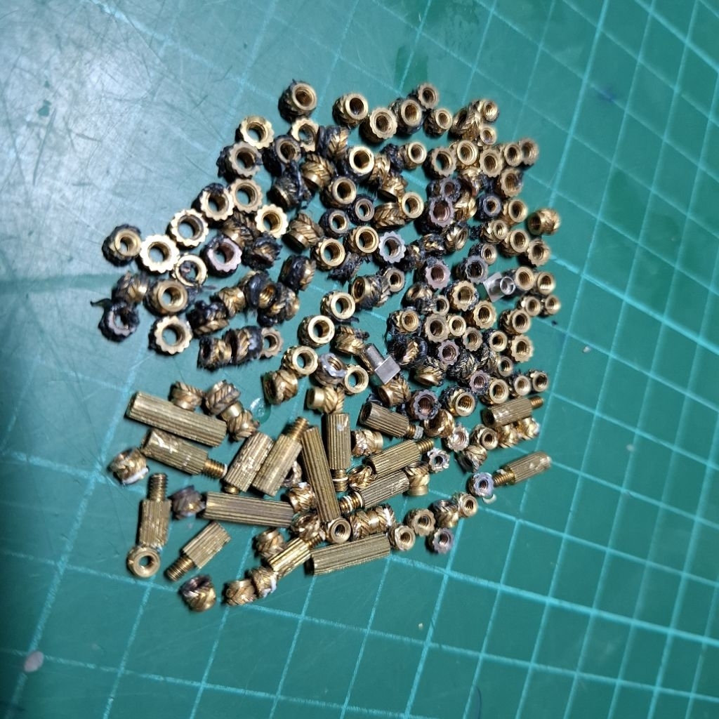 Mur tanam kuningan copotan dudukan casing laptop bekas kotor