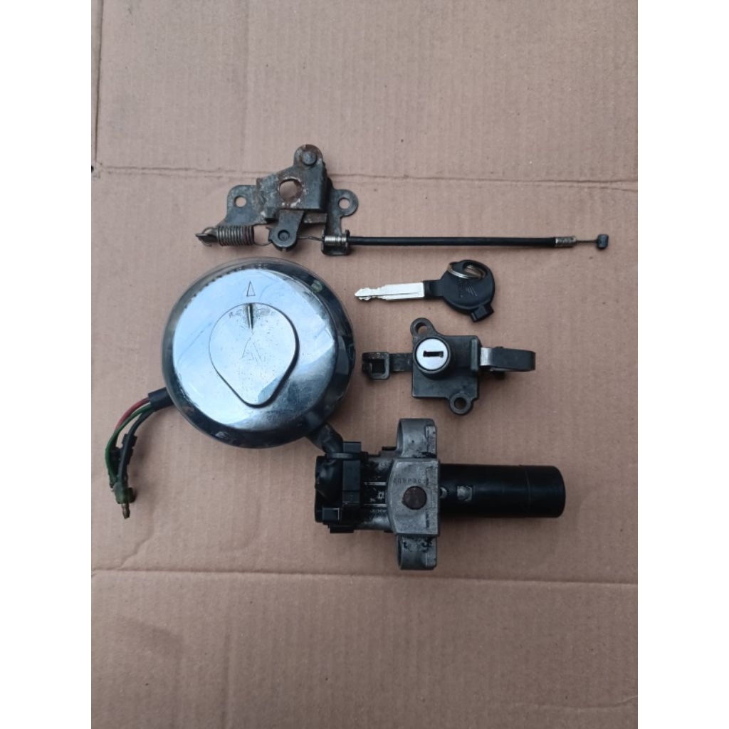 kunci kontak jok tutup tangki set pengait kunci jok tirev tiger revo tilam tiger 2000 original copot