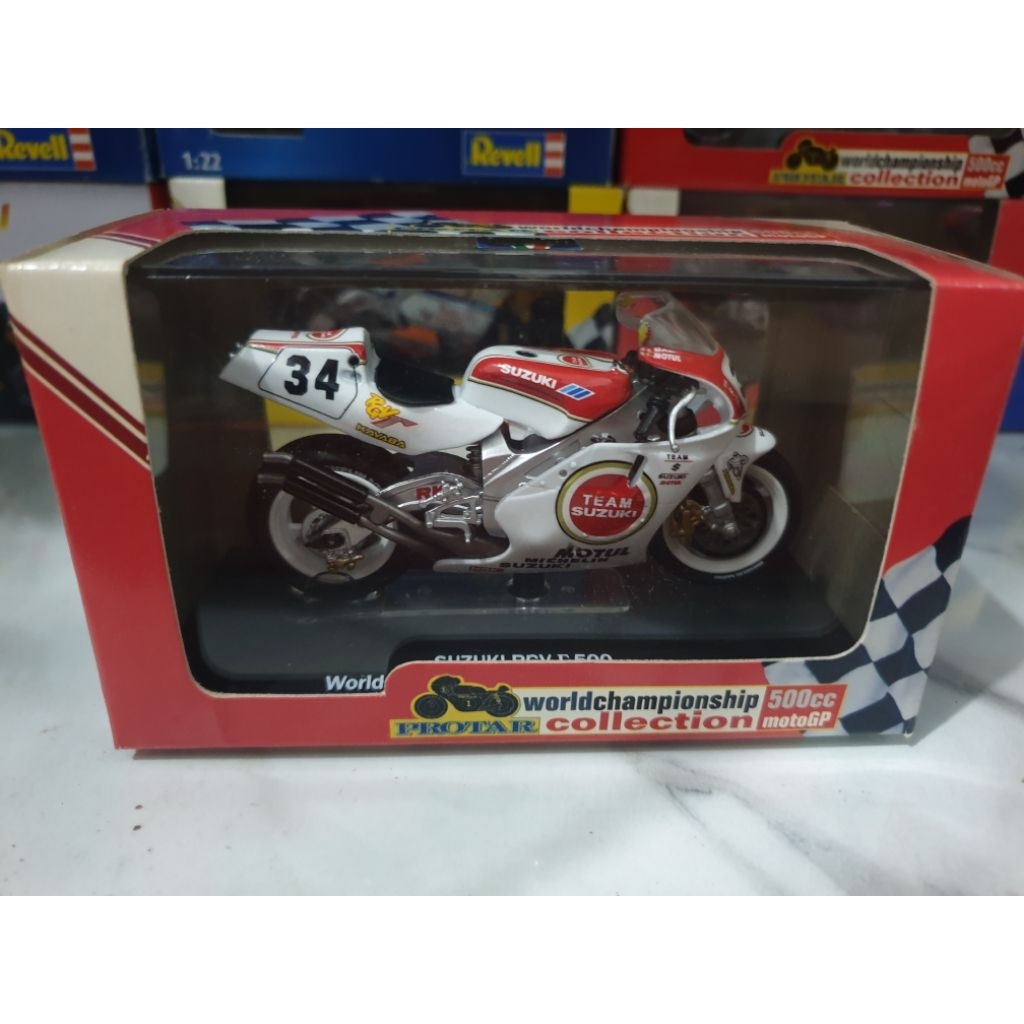 Protar Italeri 1/22 Suzuki RGV500 Kevin Schwantz 1993