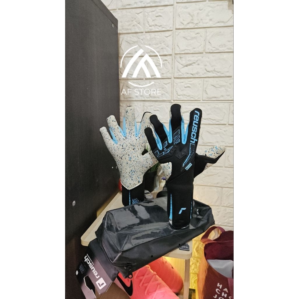 Sarung Tangan Kiper Reusch Attrakt Fusion Strapless