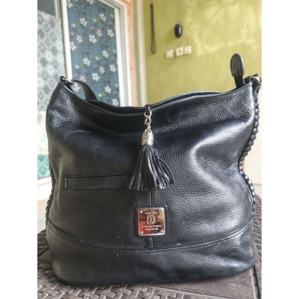 Slingbag brand NICOLE MILLER preloved