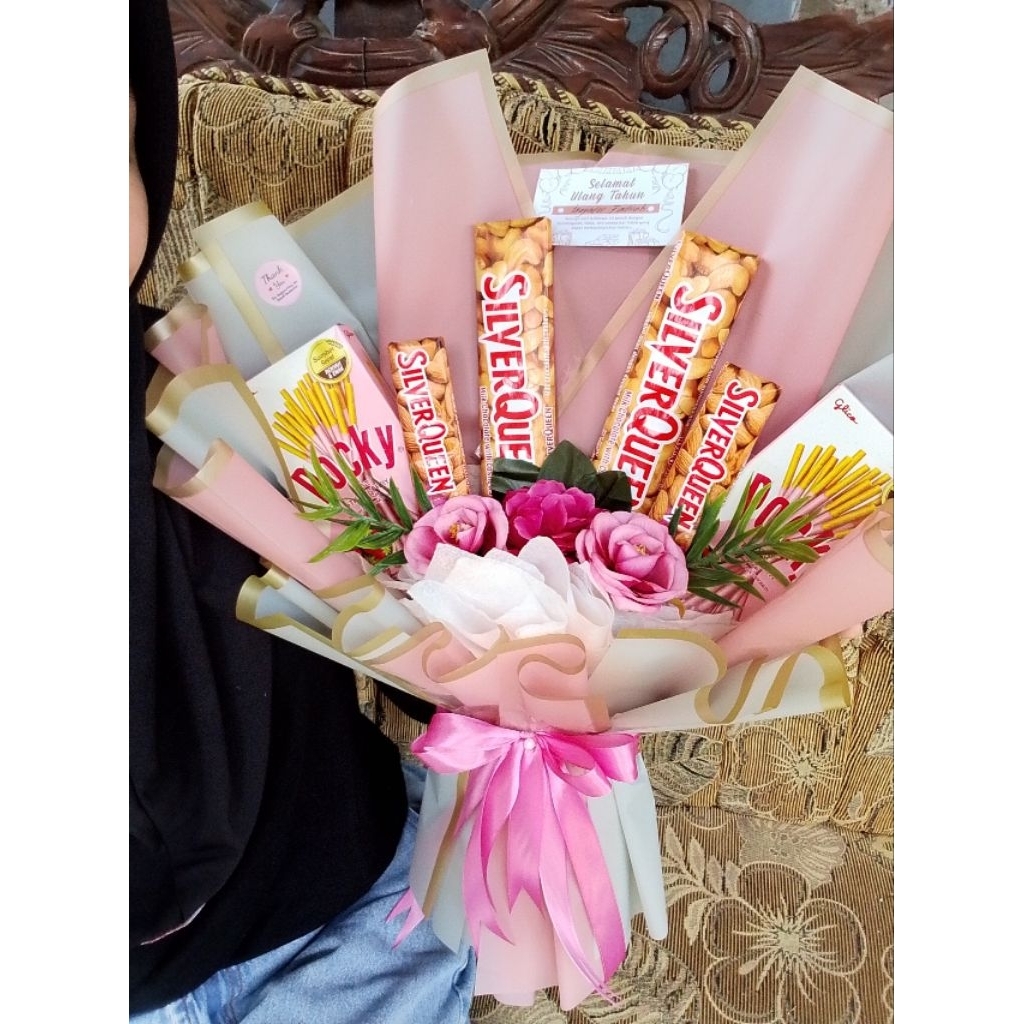 BUKET COKLAT SILVERQUEEN + POKI - POKI MIX BUNGA ARTIFICIAL