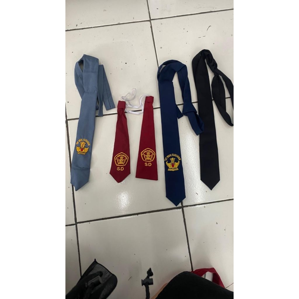 Dasi Sekolah SD SMP SMA dan Dasi Hitam Polos dengan Bordir Rapi dan Jahitan Presisi