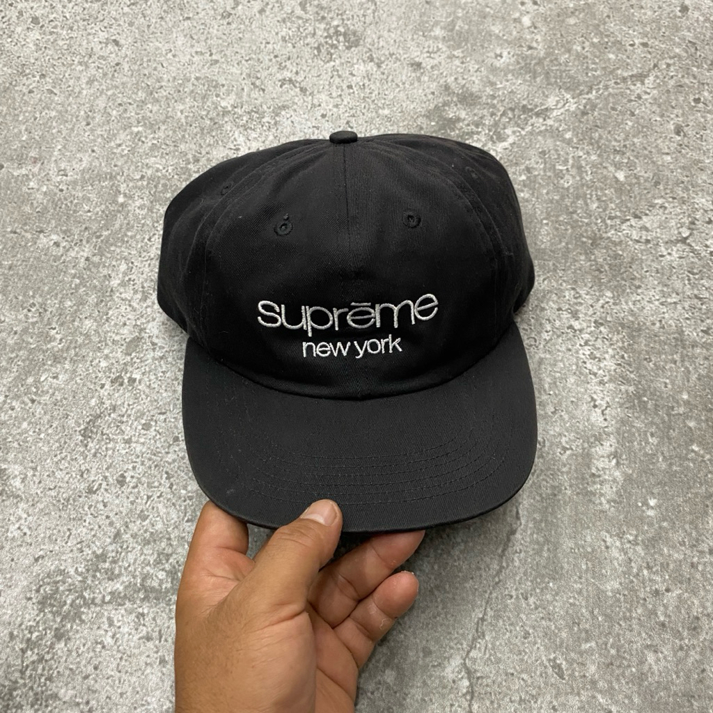 Supreme classic 6 panel cap black. Size osfa great condition