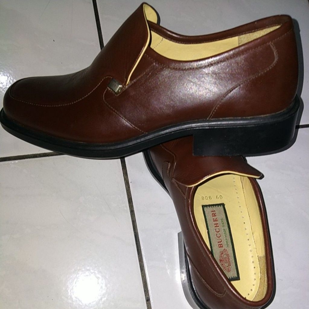 Sepatu pantofel merek Buccheri ukuran 40