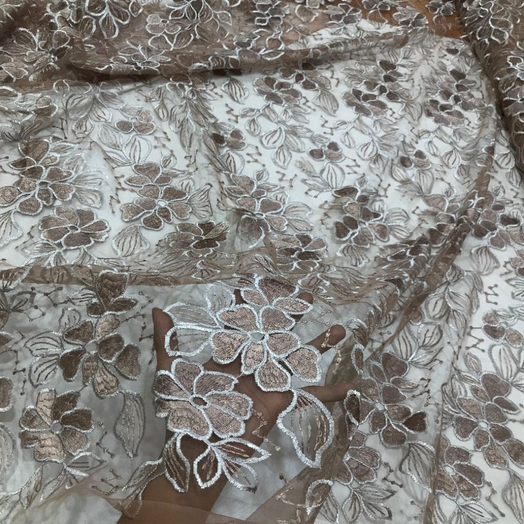 kain tille Prada - kain tille Prada bordir flower timbul mewah - kain Tulle Prada timbul (mocca)