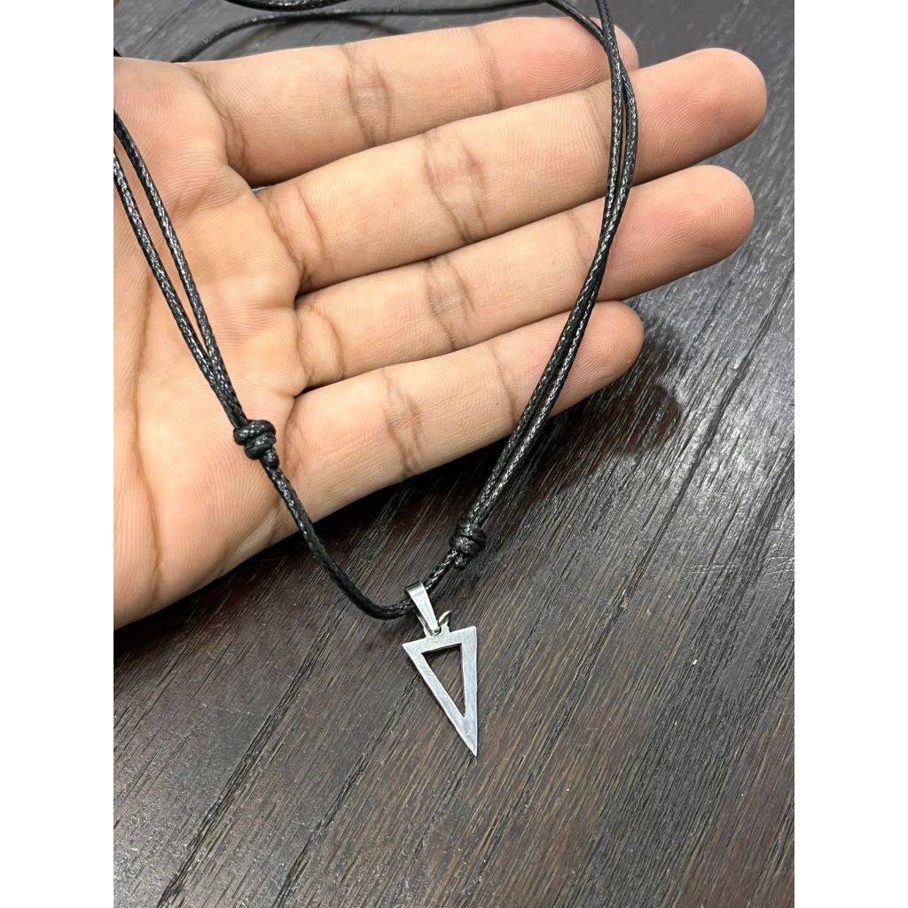 Kalung Pria Wanita Tali Liontin Segitiga Besi Putih Stainlees Steel Tahn Karat Tidak Karat