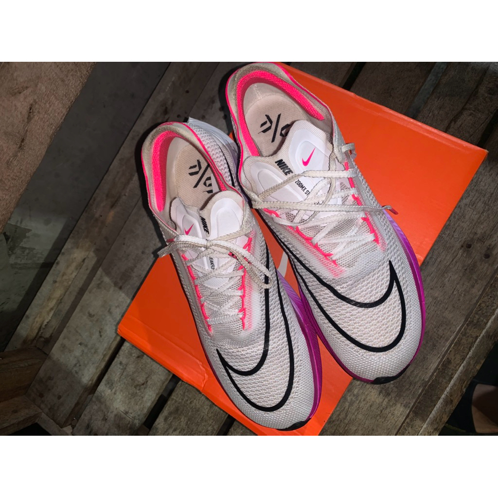 Sepatu Olahraga Nike Streakfly